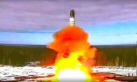 Tên lửa Sarmat nặng hơn 200 tấn và có thể mang theo 10 đầu đạn hạt nhân. (Ảnh: AP)