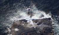 Một chiếc trực thăng của Lực lượng bảo vệ bờ biển Nhật Bản tham gia nỗ lực tìm kiếm con tàu mất tích. (Ảnh: Reuters)