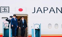Thủ tướng Nhật đáp xuống sân bay Nội Bài chiều 30/4. (Ảnh: Trọng Tài)