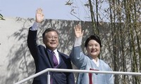 Vợ chồng cựu tổng thống Hàn Quốc Moon Jae-in vẫy tay chào những người ủng hộ khi về đến quê nhà. (Ảnh: Yonhap)