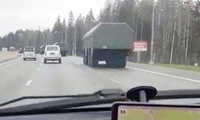 Hình ảnh trong clip được cho là đoàn xe quân sự Nga đang chở tên lửa có khả năng mang đầu đạn hạt nhân đến thành phố giáp biên giới với Phần Lan