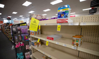 Khu vực quầy để sữa của một siêu thị ở Texas, Mỹ, trống trơn hôm 10/5. (Ảnh: Reuters)