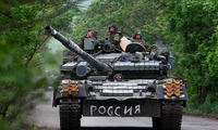 Một xe tăng của lực lượng thân Nga ở vùng Donbas ngày 22/5. (Ảnh: Reuters)
