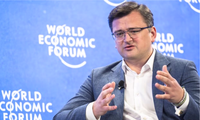 Ngoại trưởng Ukraine Dmytro Kuleba phát biểu tại WEF. (ảnh: Guardian)