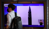Hình ảnh tên lửa trong bản tin truyền hình ở Hàn Quốc hôm 25/5 về hoạt động phóng tên lửa của Triều Tiên. (Ảnh: Reuters)