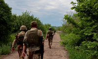 Binh lính Ukraine di chuyển ở khu vực tiền tuyến thuộc vùng Donbas ngày 29/5. (Ảnh: Reuters)