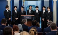 BTS gặp báo chí trước cuộc tiếp của Tổng thống Joe Biden tại Nhà Trắng ngày 31/5. (Ảnh: NY Times)