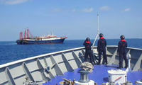Tàu của Philippines giám sát các tàu cá nguỵ trang của Trung Quốc