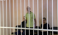 Nhóm lính đánh thuê người Anh và Ma-rốc bị xét xử ở Donetsk. (Ảnh: RIA)