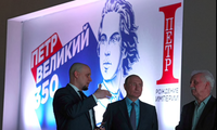 Tổng thống Putin đến thăm triển lãm về sa hoàng ngày 9/6 ở Mátxcơva. (Ảnh: Reuters)