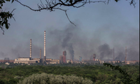 Khói bốc lên ở khu vực nhà máy hoá chất của thành phố Sievierodonetsk sau đợt tấn công ngày 10/6. (Ảnh: Reuters)