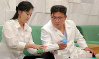 Ông Kim Jong Un kiểm tra hàng hoá y tế để hỗ trợ các gia đình trong đợt dịch tiêu hoá. (Ảnh: KCNA)