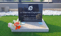Tấm bia tưởng niệm trình duyệt Internet Explorer được một kỹ sư Hàn Quốc làm. (Ảnh: Reuters)