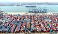 Các công-ten-nơ hàng hoá ở cảng Thanh Đảo, tỉnh Sơn Đông, Trung Quốc. (Ảnh: Reuters)