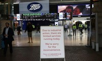 Tấm biển thông báo về việc hạn chế dịch vụ ở nhà ga Waterloo, London, ngày 21/6. (Ảnh: Reuters)