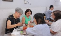 Ngoại trưởng Úc Penny Wong cùng các nhà ngoại giao Úc thưởng thức món phở gà ở Hà Nội. (Ảnh: ĐSQ Úc)