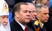 Cựu Tổng thống Nga Dmitry Medvedev dự lễ duyệt binh kỷ niệm Ngày chiến thắng 9/5. (Ảnh: Reuters)