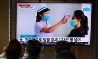 Người dân Hàn Quốc theo dõi bản tin về tình hình COVID-19 ở Triều Tiên ngày 17/5. (Ảnh: Reuters)
