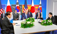 Tổng thống Mỹ Joe Biden, Thủ tướng Nhật Bản Fumio Kishida và Tổng thống Hàn Quốc Yoon Suk-yeol trong cuộc gặp ba bên tại Tây Ban Nha, nhân dịp diễn ra thượng đỉnh NATO. (Ảnh: Kyodo)