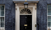 Trước cánh cửa của số 10 Phố Downing, nơi làm việc của thủ tướng Anh. (Ảnh: Reuters)