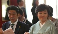 Cựu Thủ tướng Nhật Bản Abe Shinzo trong một buổi hoà nhạc. (Ảnh: WSJ)