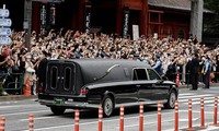 Người dân Nhật tiễn xe chở linh cữu cố Thủ tướng Abe Shinzo. (ảnh: CNN)