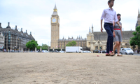 Nền đất nứt nẻ ở khu vực trước trụ sở quốc hội và tháp Big Ben ở London ngày 12/7. (Ảnh: Reuters)