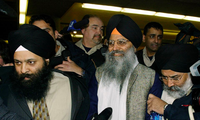 Ripudaman Singh Malik (giữa) tươi cười khi rời khỏi toà án Canada tháng 3 năm 2005. (Ảnh: Reuters)