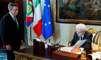 Tổng thống Ý Sergio Mattarella ký sắc lệnh giải tán quốc hội ngày 21/7. (Ảnh: Reuters)