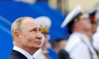 Tổng thống Nga Vladimir Putin dự lễ duyệt binh kỷ niệm ngày truyền thống của Hải Quân Nga 30/7. (Ảnh: Reuters)