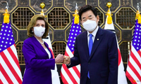 Chủ tịch Hạ viện Mỹ Nancy Pelosi trong cuộc gặp Chủ tịch Quốc hội Hàn Quốc Kim Jin-pyo ngày 4/8. (Ảnh: Reuters)