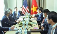 Hai đoàn Việt - Mỹ gặp gỡ bên lề Hội nghị Bộ trưởng Ngoại giao ASEAN và các hội nghị liên quan ngày 5/8. (Ảnh: Mofa)