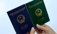 Hộ chiếu mẫu mới của Việt Nam có bìa màu xanh tím than, Trong khi mẫu cũ có bìa xanh lục