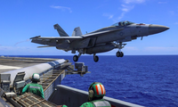 Một chiếc F/A-18E cất cánh từ boong tàu sân bay USS Abraham Lincoln hồi tháng 5. (Ảnh: US Navy)
