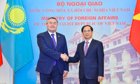 Bộ trưởng Ngoại giao Bùi Thanh Sơn tiếp Phó Thủ tướng, Bộ trưởng Ngoại giao Kazakhstan Mukhtar Tileuberdi ngày 18/8. (Ảnh: baoquocte)