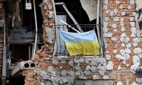 Quốc kỳ Ukraine trên ban công một tòa nhà chung cư bị hư hỏng nặng ở Irpin ngày 16/6. (Ảnh: CNN)
