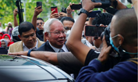 Cựu Thủ tướng Malaysia Najib Razak đến toà án hôm 23/8. (Ảnh: Reuters)