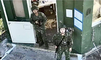 Bức ảnh hai binh lính Đài Loan đang đứng gác bị chụp cận mặt