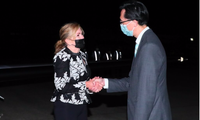 Nghị sĩ Marsha Blackburn đến sân bay Tùng Sơn. (Ảnh: Focus Taiwan)