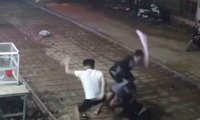 Hình ảnh các đối tượng tấn công nạn nhân được camera an ninh ghi lại. (Ảnh: Khmer Times)