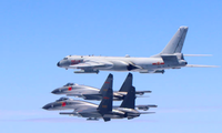Máy bay ném bom H-6K và hai tiêm kích J-11 trong một chuyến tuần tra gần đảo Đài Loan. (Ảnh: Xinhua) 