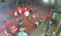 Hình ảnh do camera giám sát cho thấy nhóm thực khách nữ bị lôi ra khỏi nhà hàng và tiếp tục bị hành hung ở ngoài sân