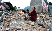 Một phụ nữ than khóc trên đống đổ nát sau trận động đất kinh hoàng ở Tứ Xuyên năm 2013