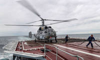 Các thuỷ thủ Nga đang chuẩn bị cho trực thăng cất cánh từ sàn tàu Nguyên soái Shaposhnikov trong chương trình tập trận Vostok 2022. (Ảnh: EPA)