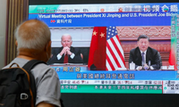 Màn hình TV chiếu hình ảnh lãnh đạo Mỹ - Trung sau cuộc điện đàm ngày 28/7. (Ảnh: Reuters)