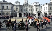 Hình ảnh một phần tang lễ của mẹ Nữ hoàng Elizabeth II năm 2002
