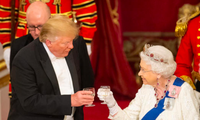 Cựu Tổng thống Mỹ Donald Trump và Nữ hoàng Anh Elizabeth trong một quốc yến 