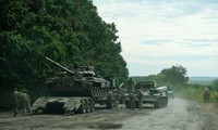Binh lính Ukraine di chuyển một xe tăng của Nga mà họ thu được trong chiến dịch phản công vào Kharkiv ngày 11/9. (Ảnh: BQP Ukraine)