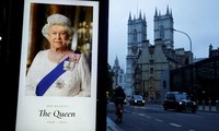 Chân dung Nữ hoàng Anh Elizabeth được treo bên ngoài Tu viện Westminster. (Ảnh: Reuters)