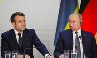 Tổng thống Pháp Emmanuel Macron và Tổng thống Nga Vladimir Putin trong một cuộc họp báo chung năm 2019. (Ảnh: Reuters)